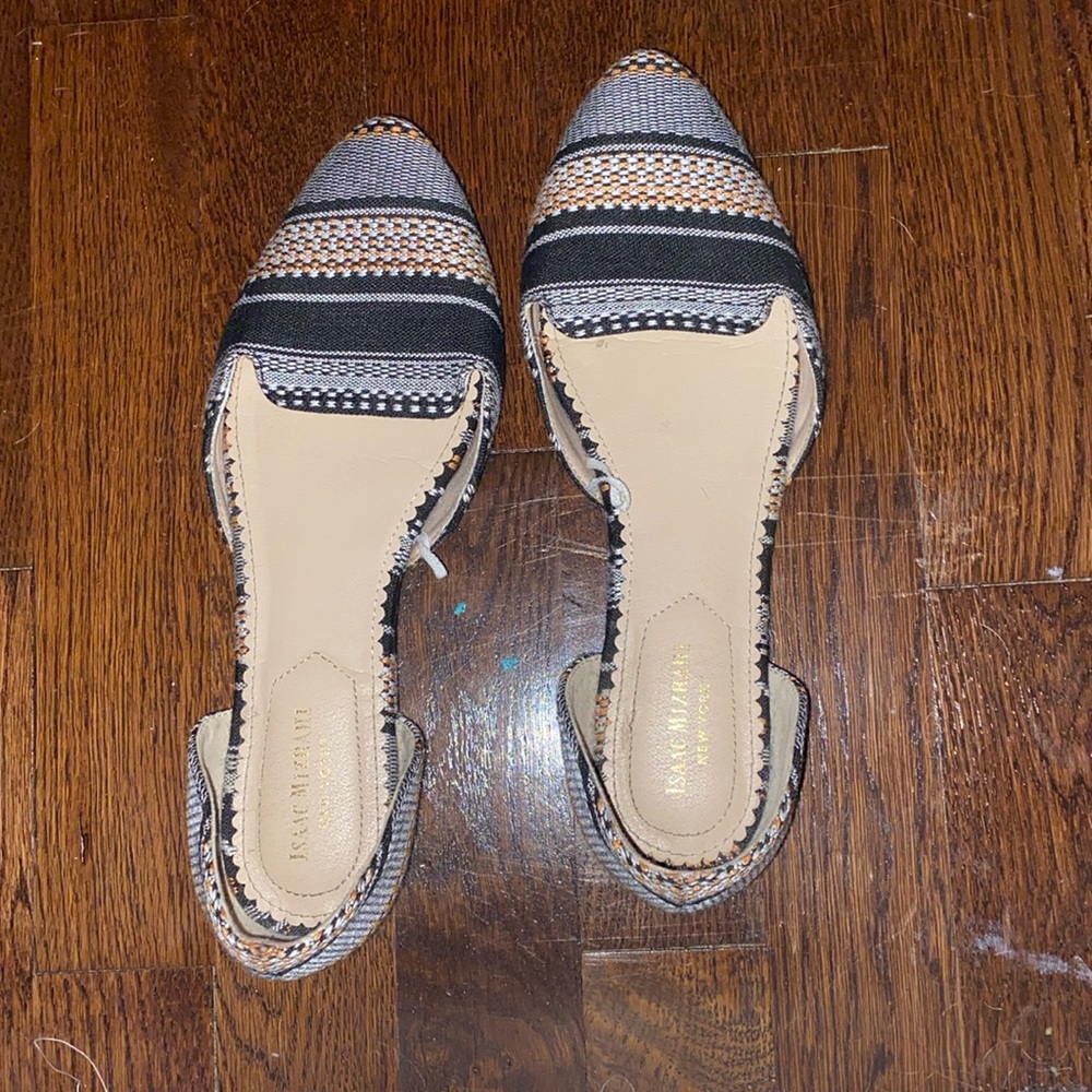 These are barely used sandals very cute they are Isaac mizrahi New York size 8.5